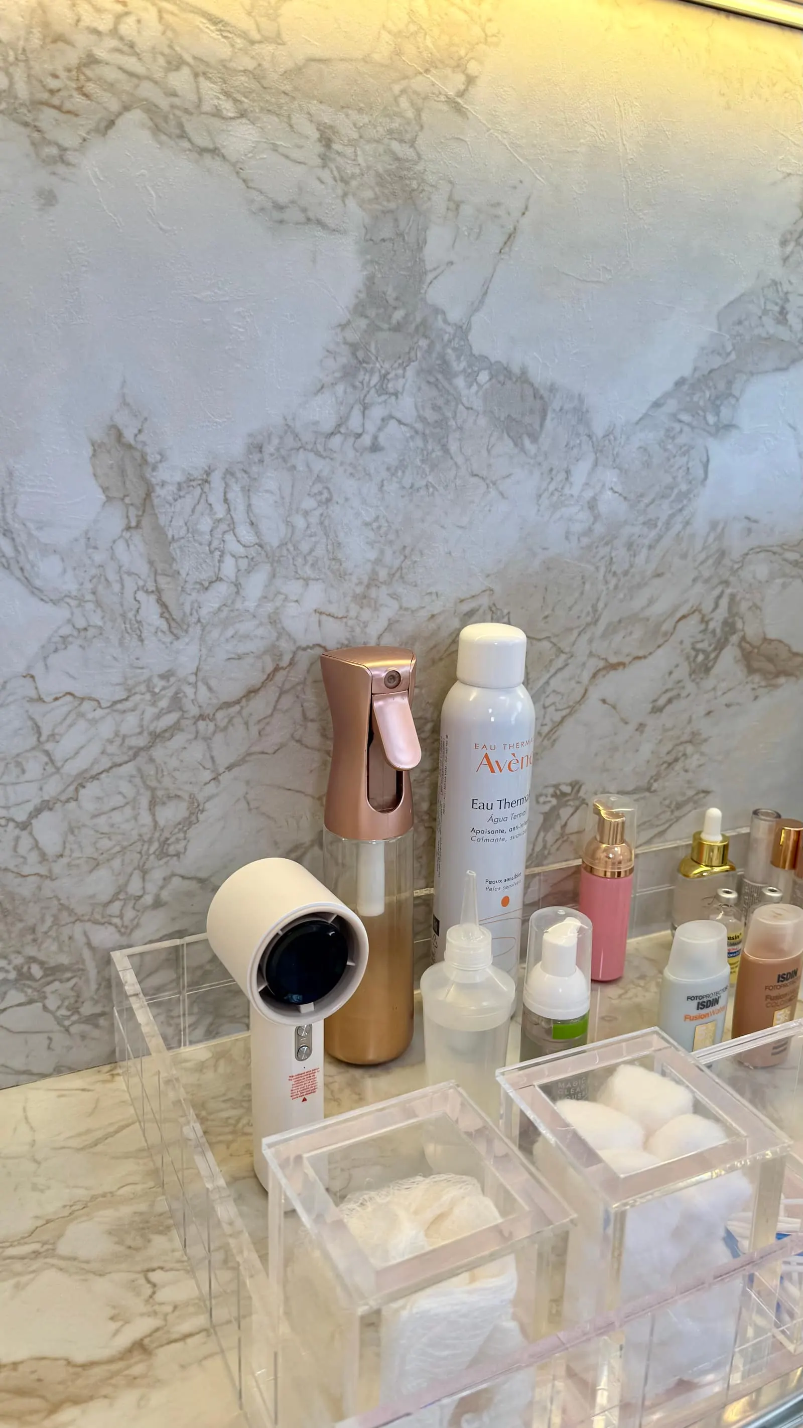 Bancada de mármore com os produtos de cuidado da pele usados nos atendimentos